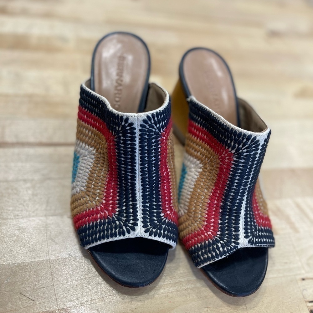 bernardo nala heeled peep toe sandal